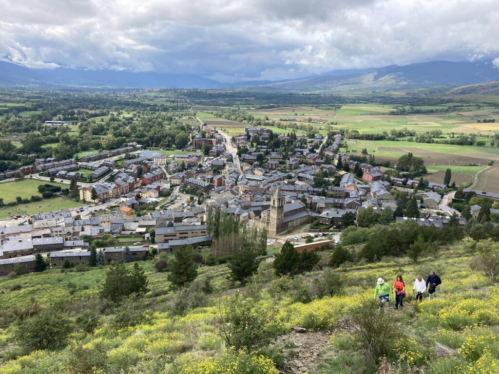 Vista de Llívia com casas, igreja e paisagem da Cerdanya em setembro