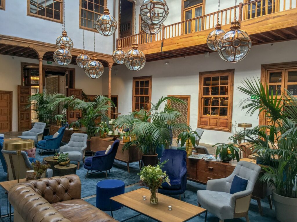 Patio interior de La Laguna Gran Hotel con balcones de madera y plantas