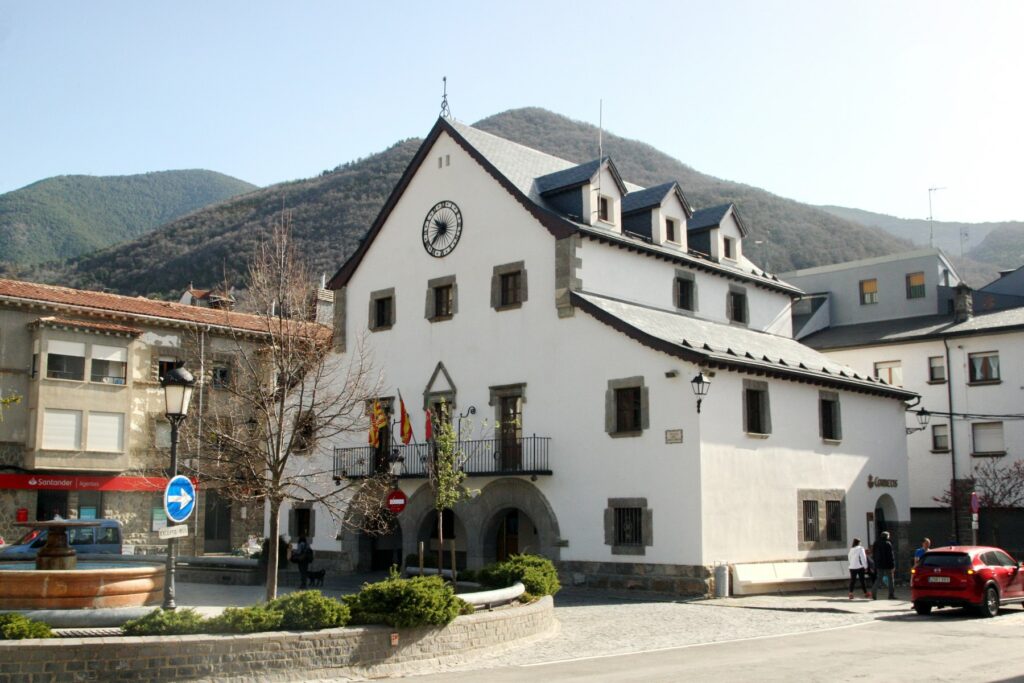 Praça e edifício do município de Biescas com as montanhas ao fundo