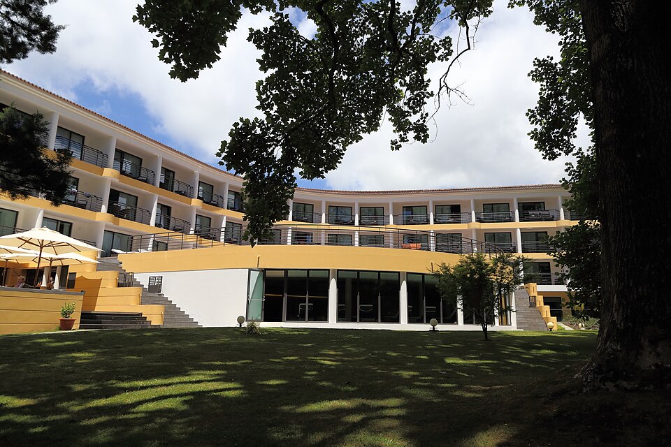 Fachada do Terra Nostra Garden Hotel vista do jardim, nas Furnas, em São Miguel