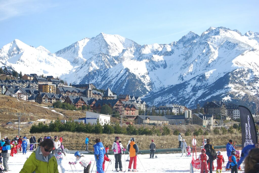 Casas da urbanização de Formigal e montanhas nevadas, em dezembro de 2012