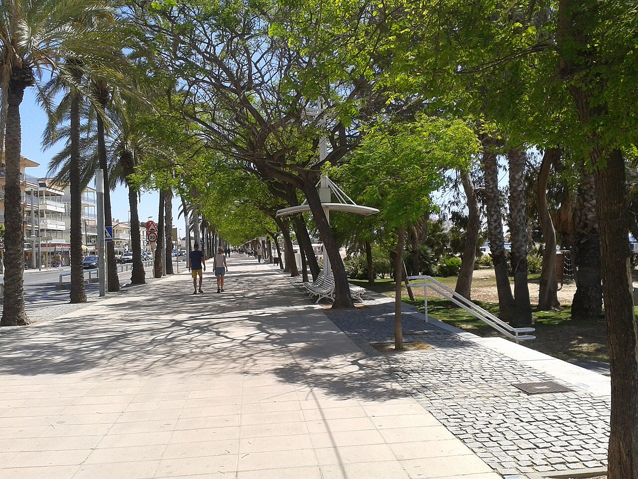 Section of the eastern seafront promenade in Cambrils