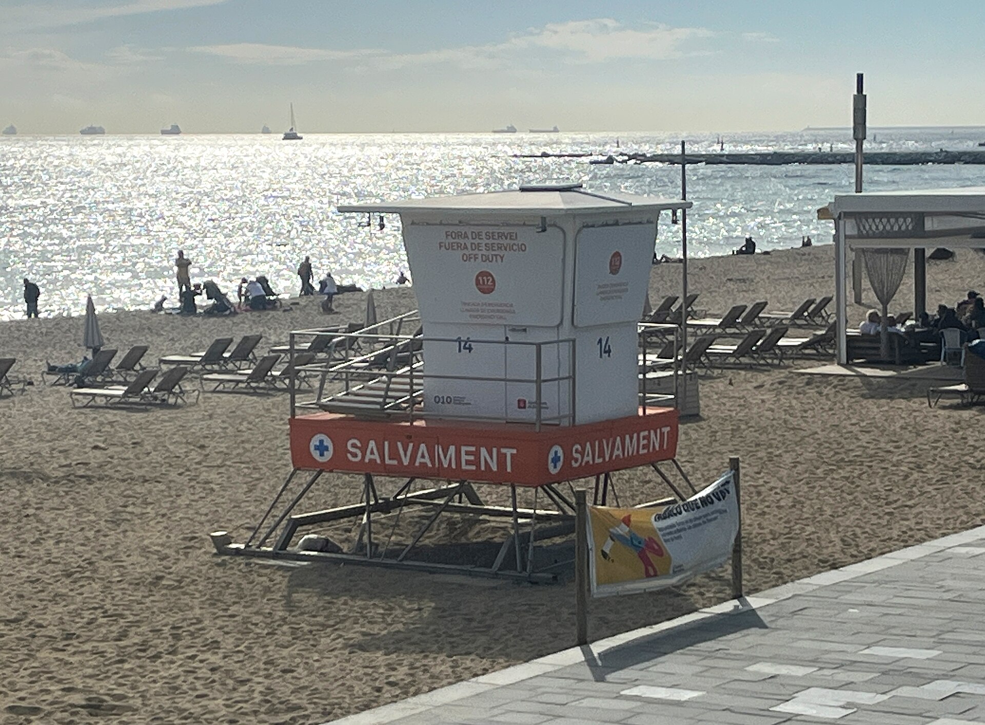 Puesto de vigilancia junto a la arena de la playa de Bogatell en Barcelona