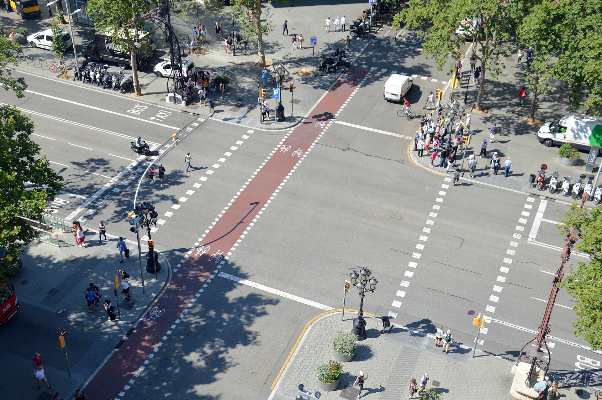 Vista elevada del cruce del Passeig de Gràcia con el Carrer de Provença en Barcelona