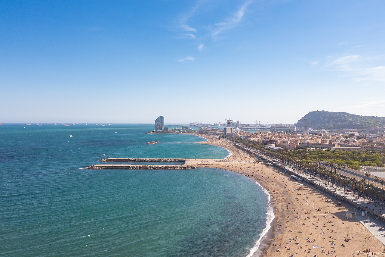 Vista aérea de la arena de Somorrostro y del paseo de Barcelona