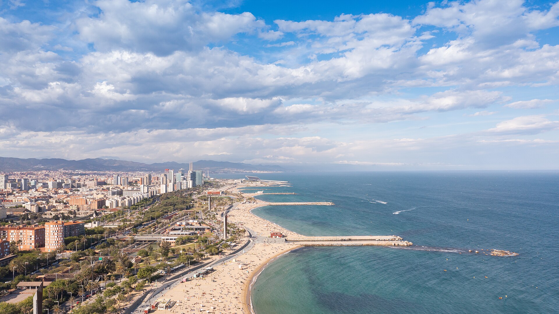 Vista aérea de las playas de Nova Icària y Bogatell y de la fachada marítima de Barcelona