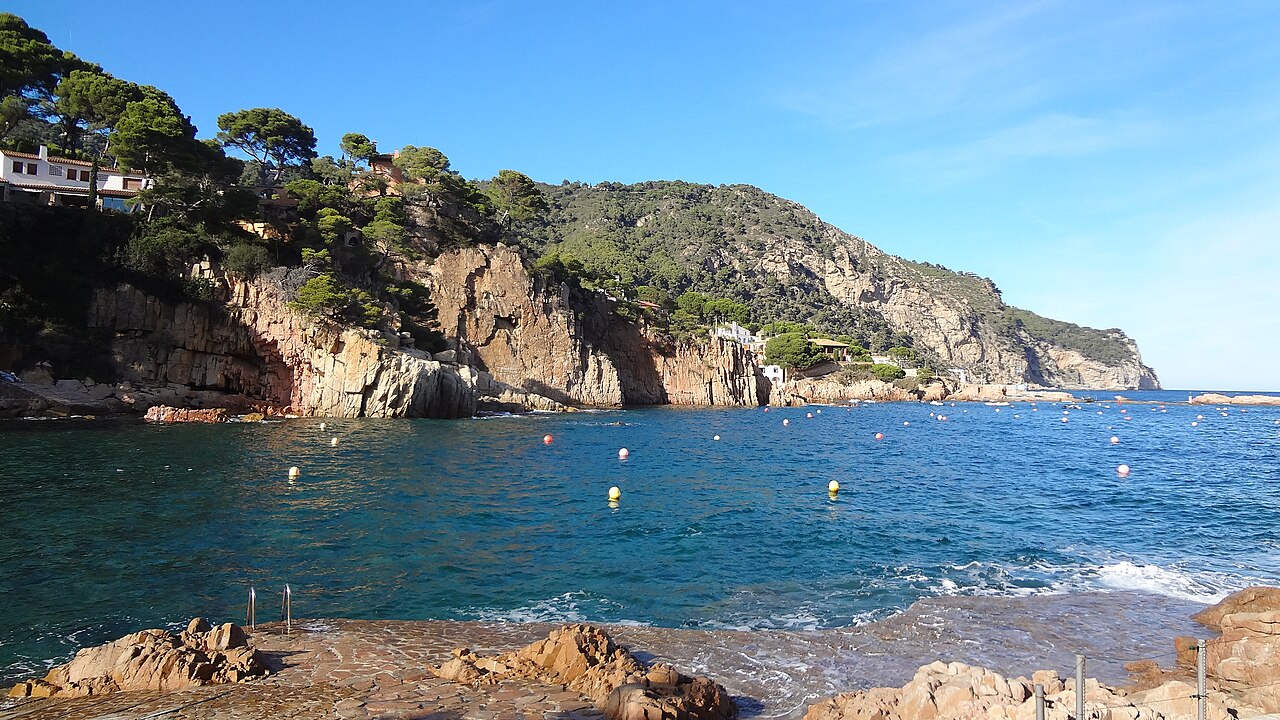 Playa y agua de Aiguablava, en la costa de Begur