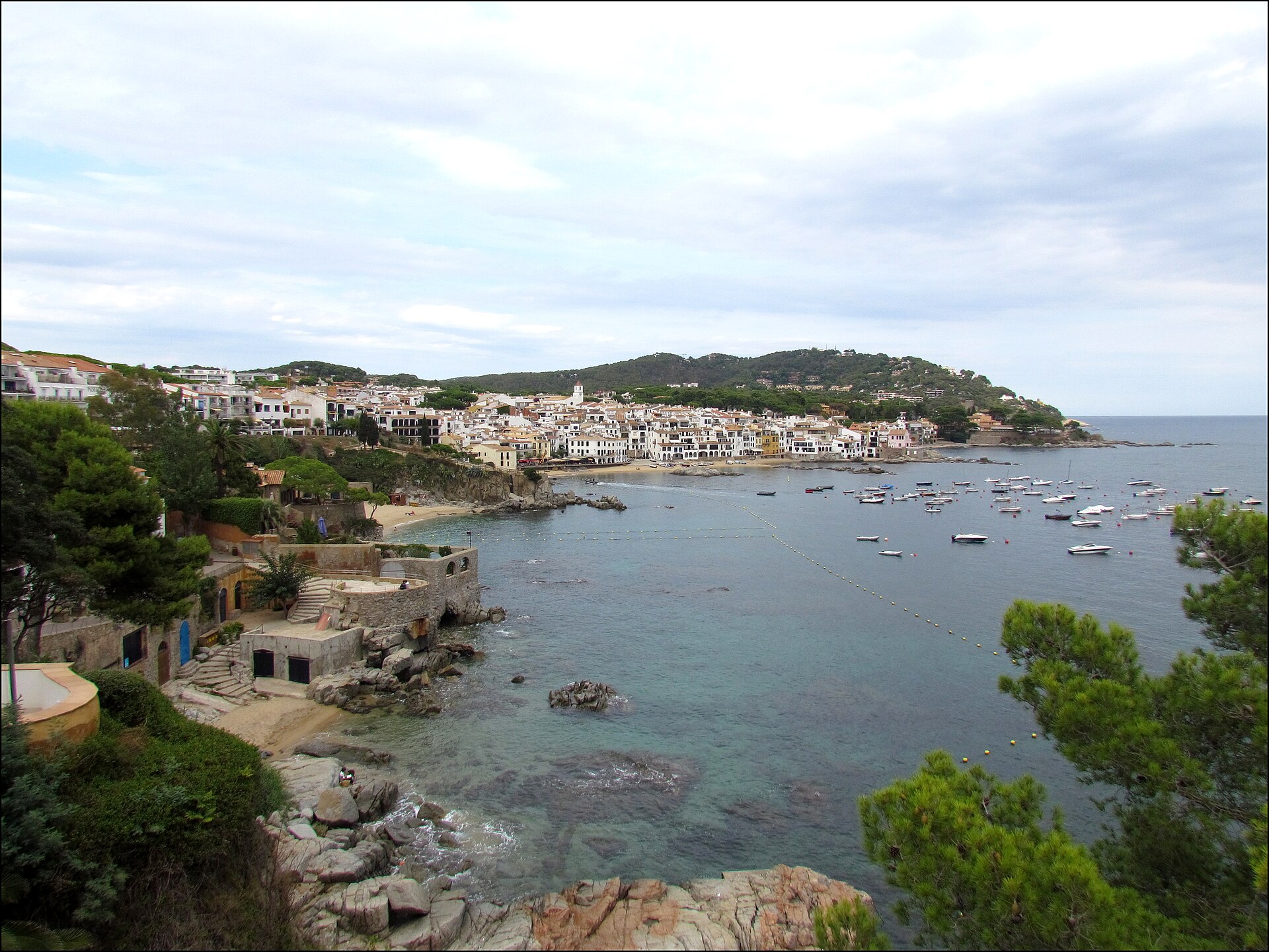 Vista panorámica de la costa y las embarcaciones en Calella de Palafrugell