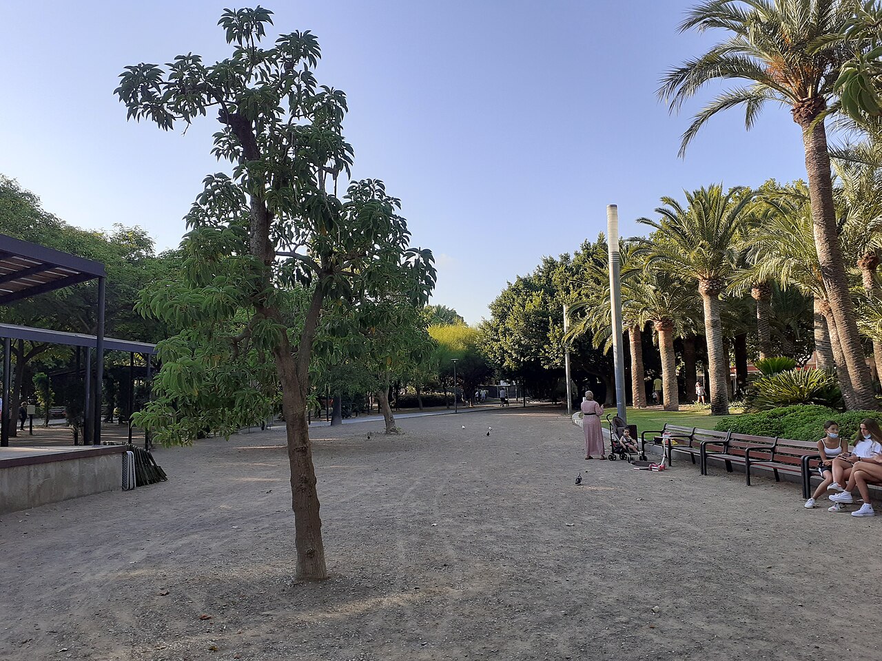 Vegetación y zona de paseo en el Parc del Pescador de Cambrils