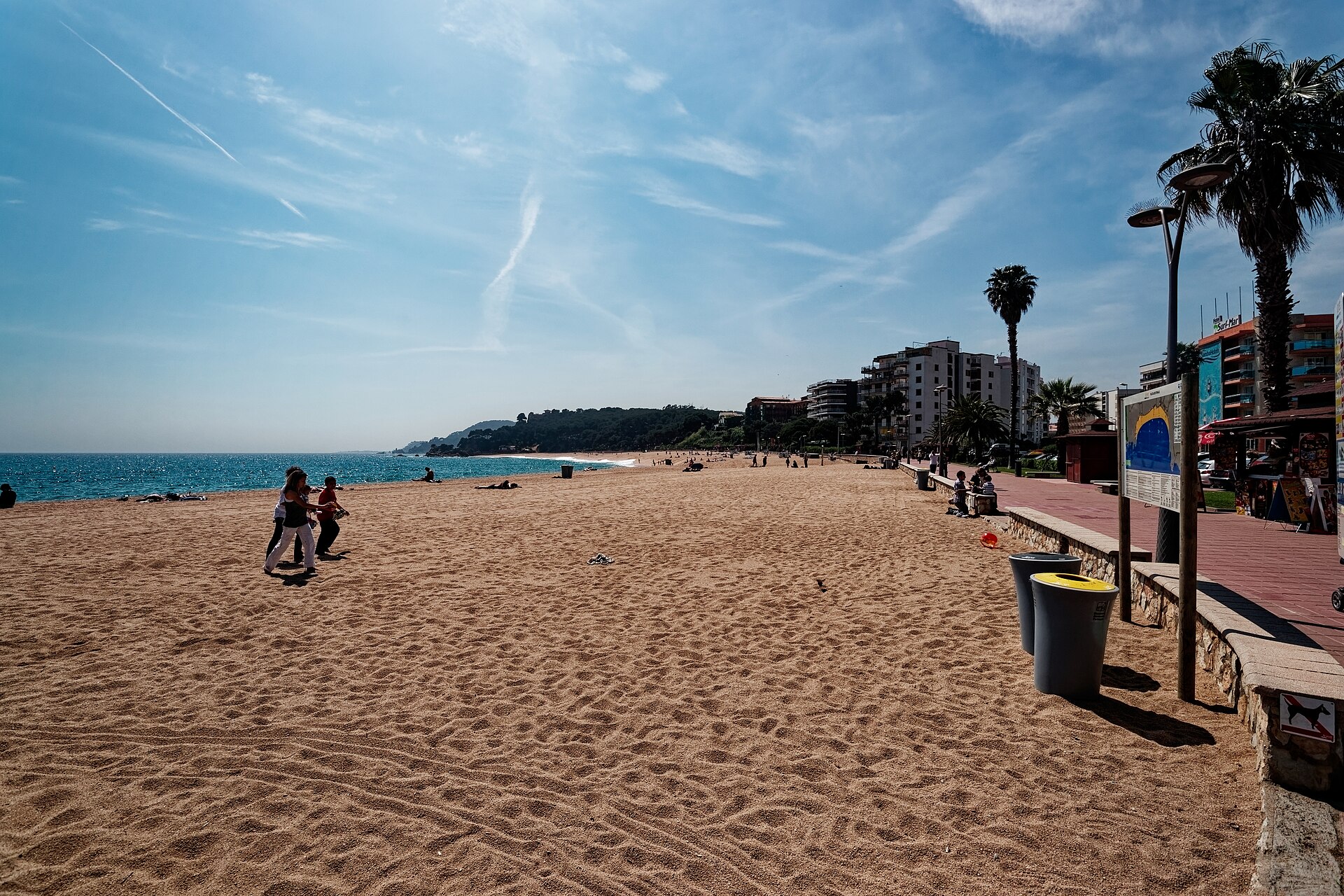 Arena de la playa de Fenals y paseo marítimo en Lloret de Mar