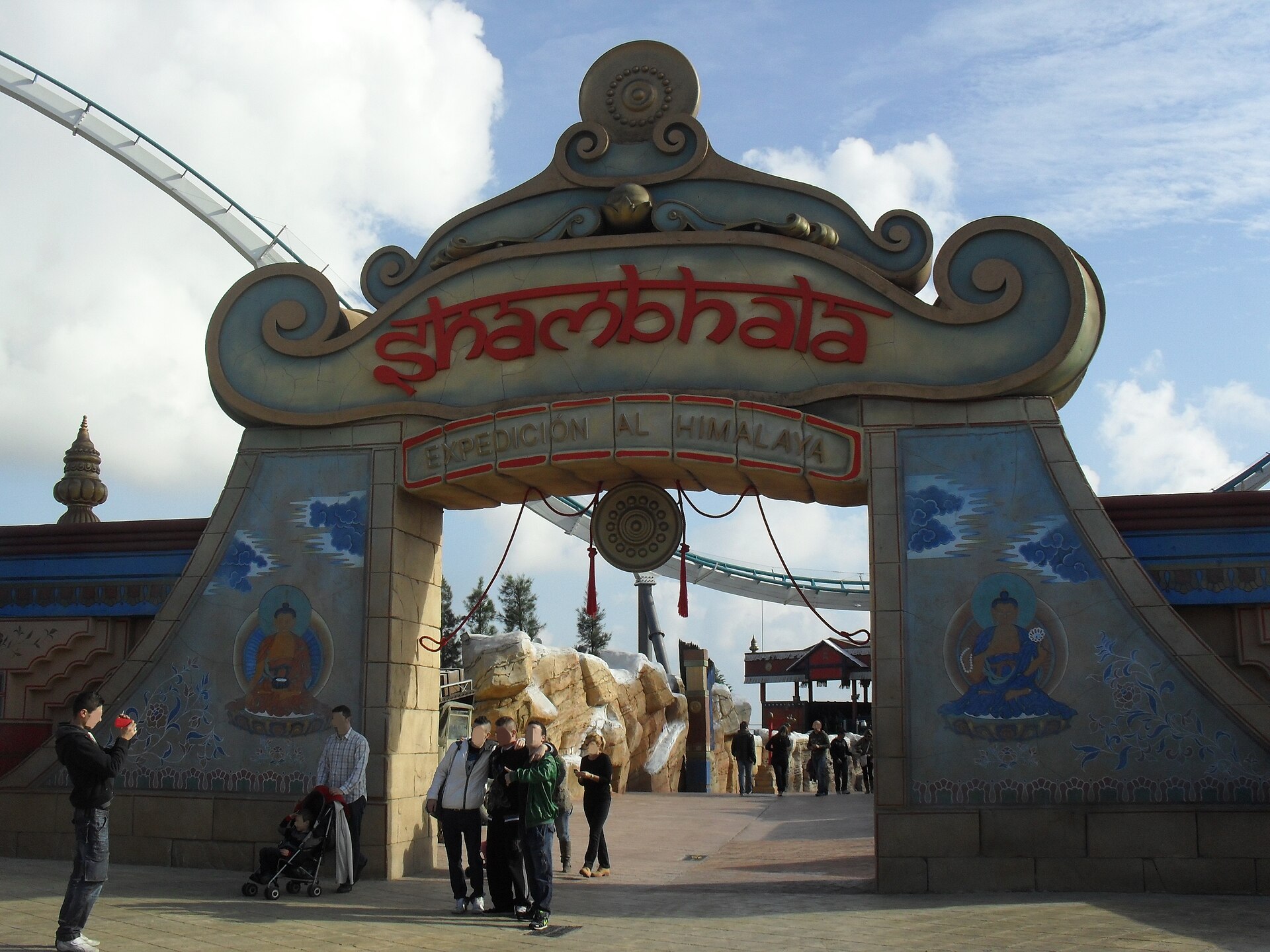 Portal temático de entrada a Shambhala en PortAventura Park