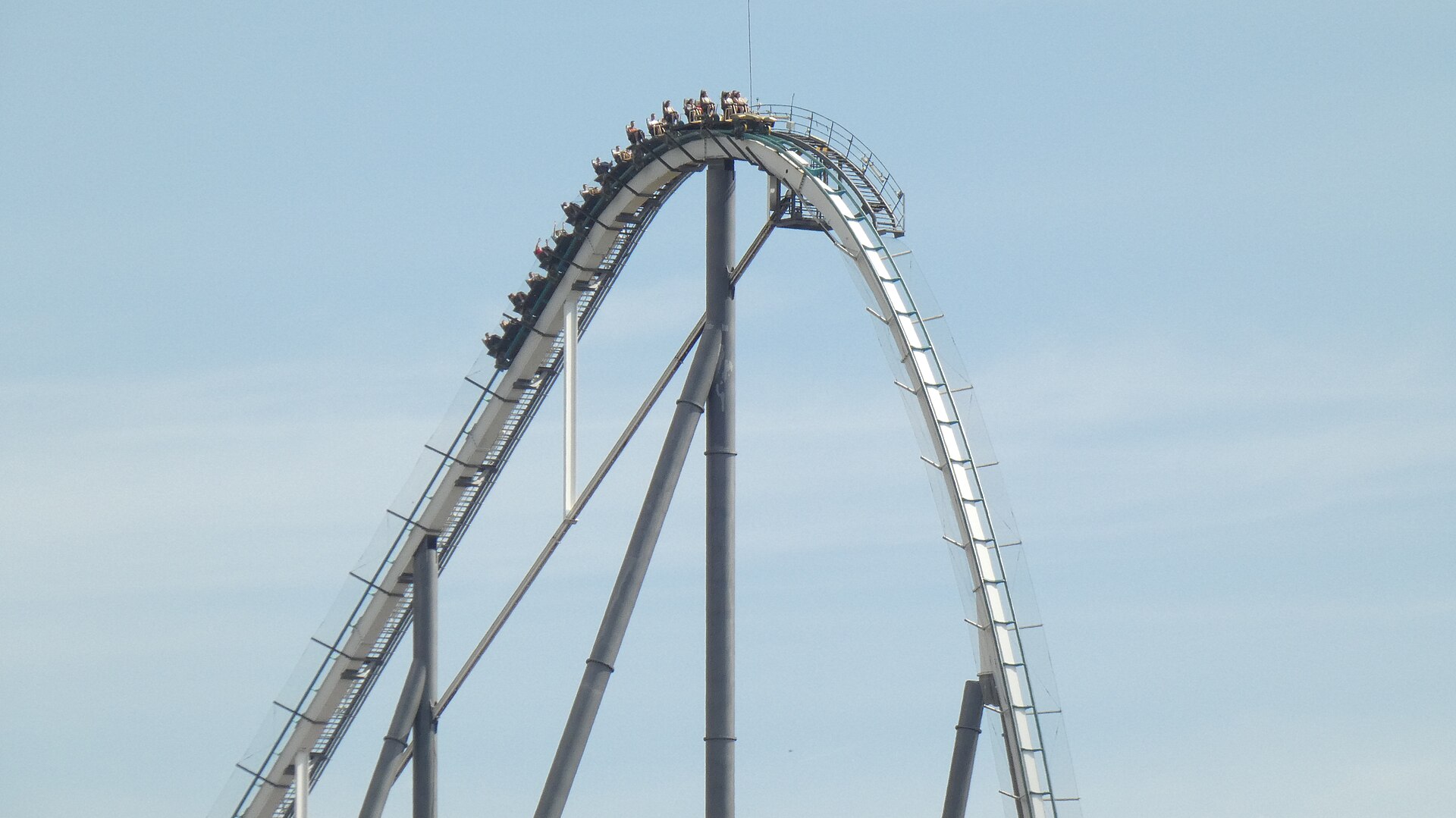 Tren en lo alto de la montaña rusa Shambhala en PortAventura Park