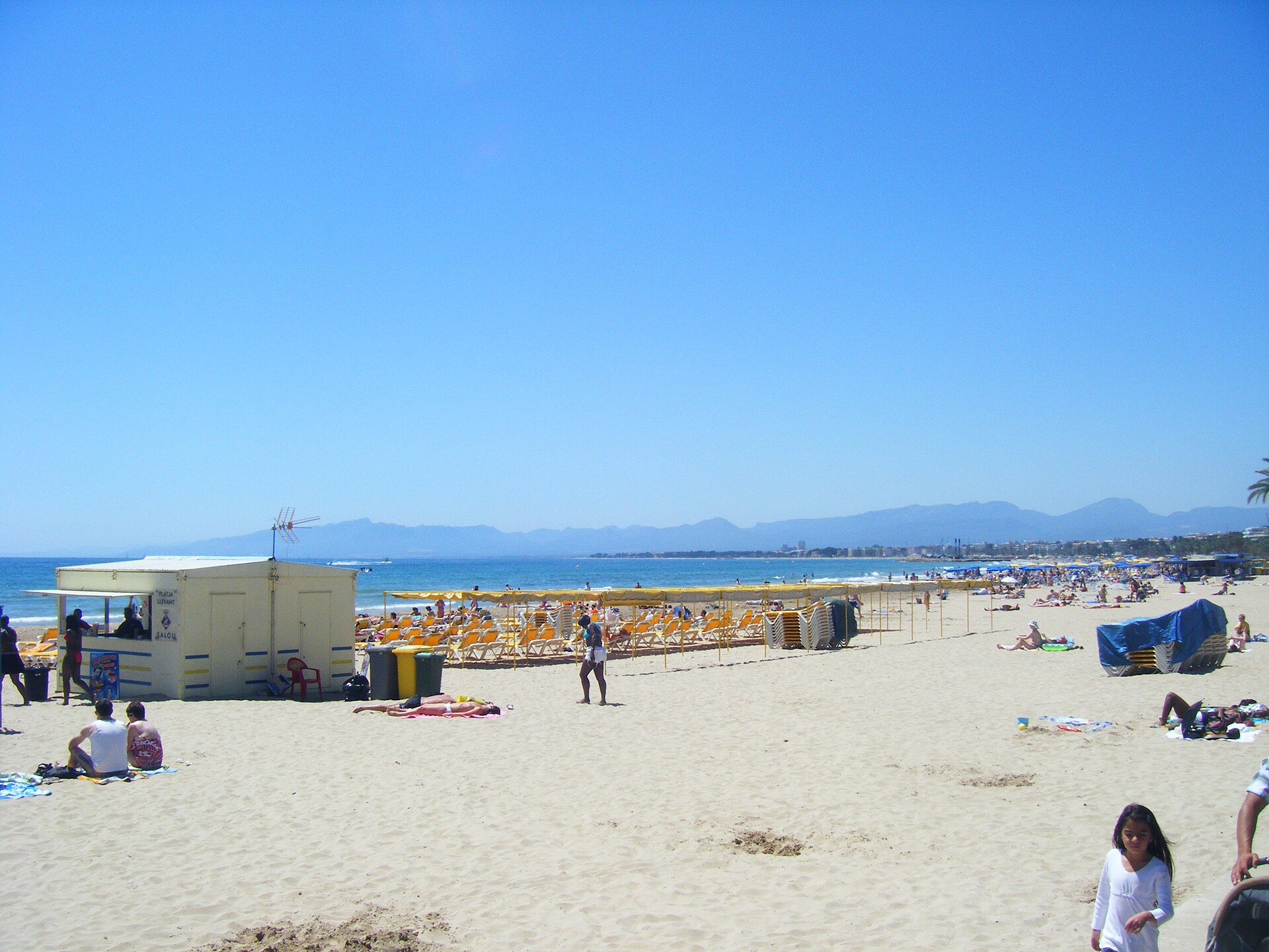 Arena de Salou con bañistas y edificios junto al mar