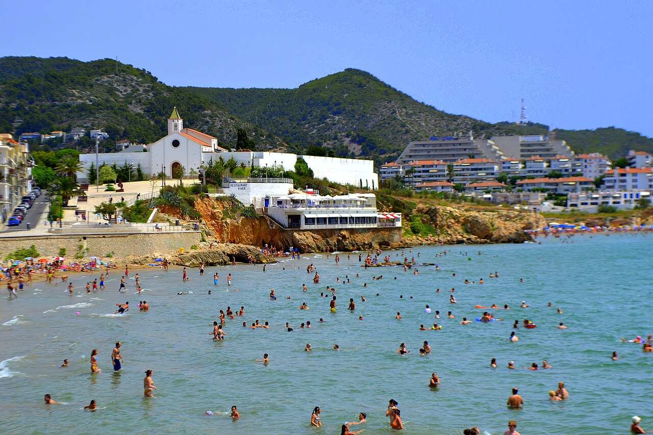 Arenal y bañistas en la playa de Sant Sebastià, en Sitges