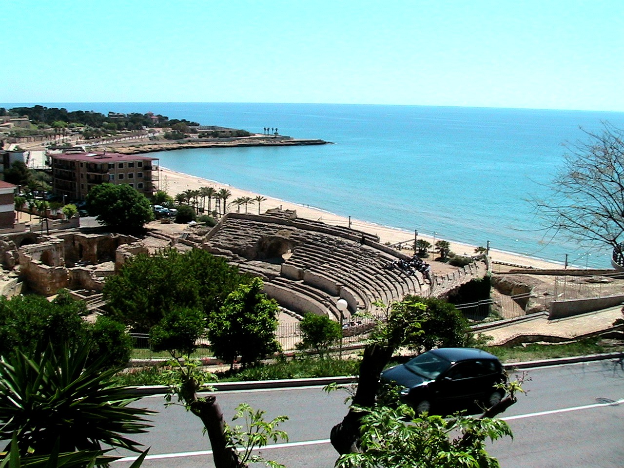 Anfiteatro de Tarragona con la playa del Miracle y el mar al fondo