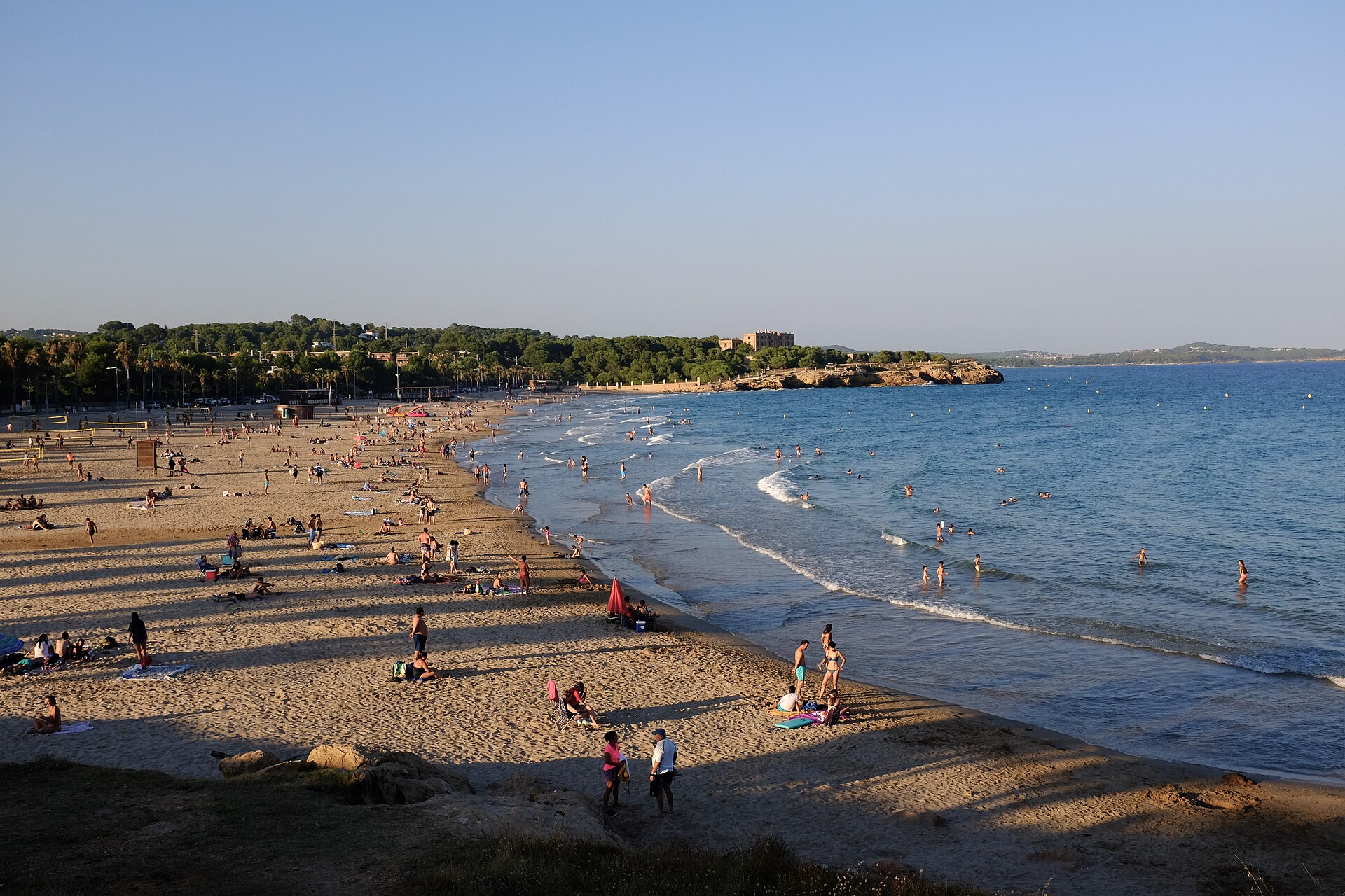 Arena y bañistas en la playa de l’Arrabassada en Tarragona