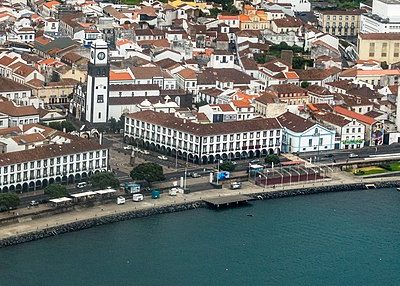 Vista panorámica de Ponta Delgada y la costa de la isla de São Miguel