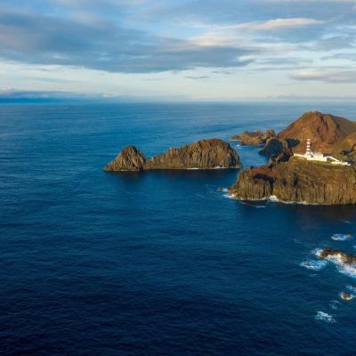Ilhéu da Baleia frente a la costa de la isla Graciosa