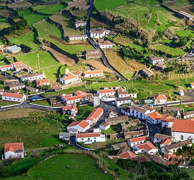 Paisaje verde de Fajãzinha en la isla de Flores
