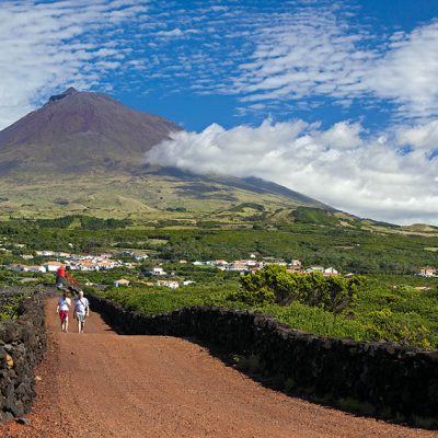 Vista da ilha do Pico nos Açores com paisagem natural