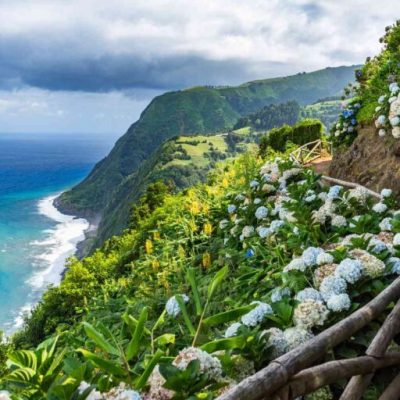 Paisagem vulcânica e verde da ilha de São Miguel nos Açores